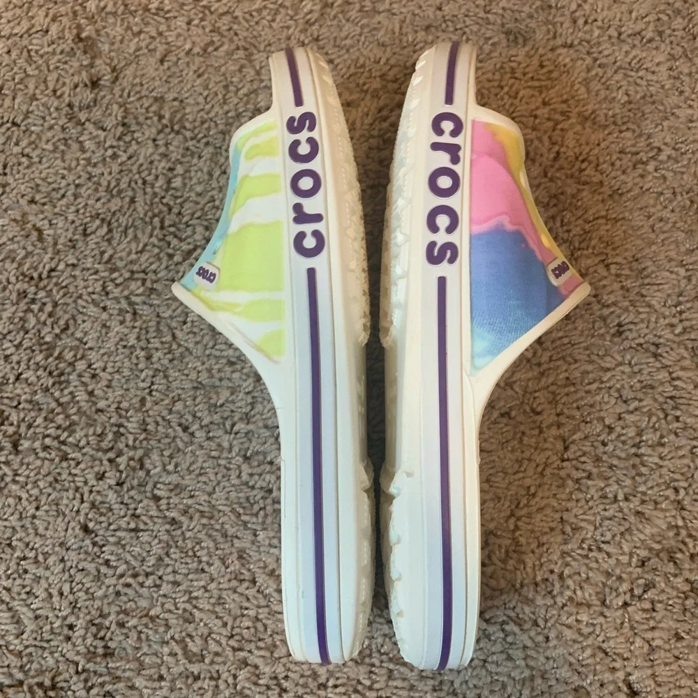 New CROCS Rainbow Tie-Dye Slide Sandals White Pink Purple Yellow Size 9